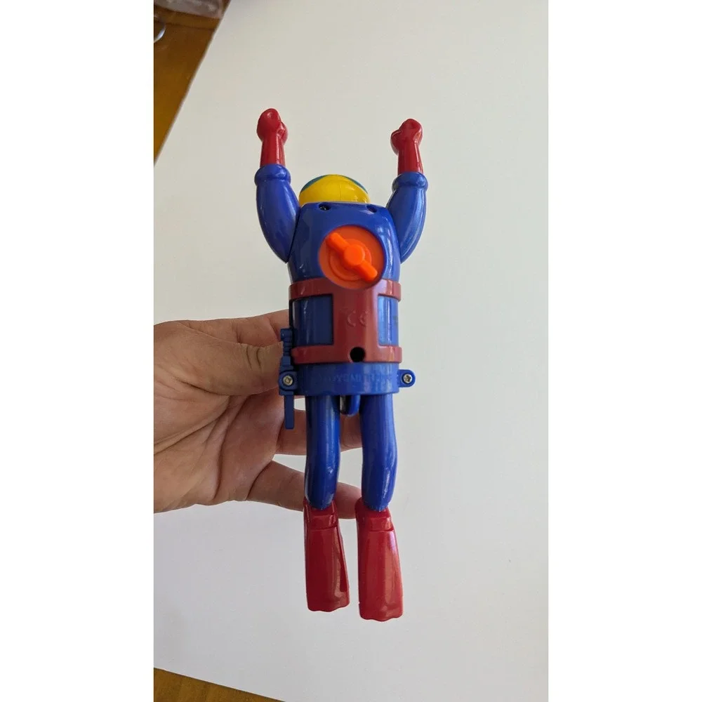 Toysmith 2008 Wind Up Scuba Diver Toy Blue Red Yellow Swimming Bath Toy 7.5